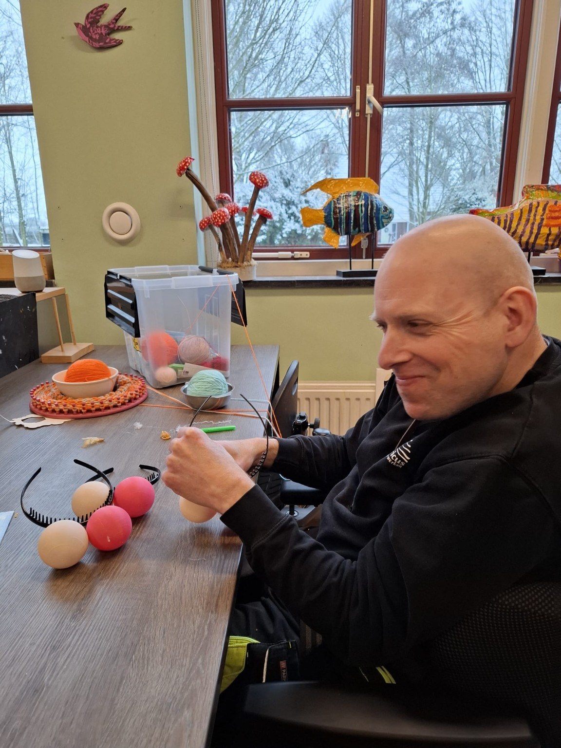 Creatief bezig aan tafel in het atelier