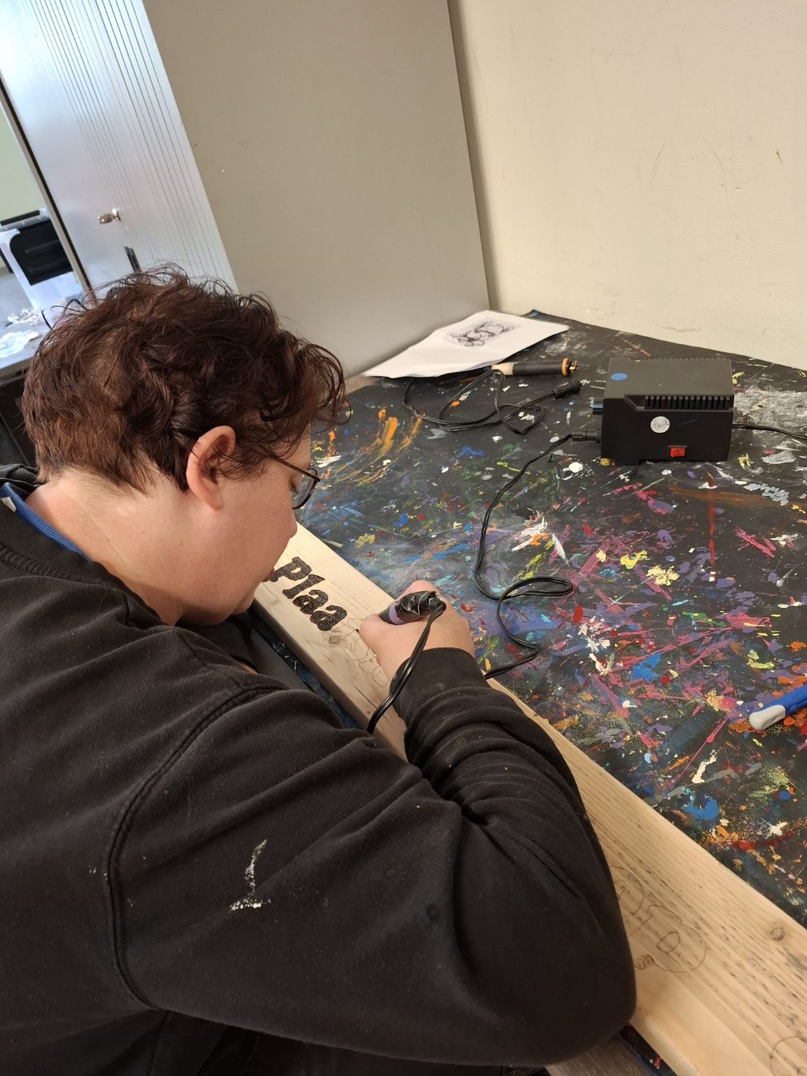Met een houtbrander een houten werkstuk versieren