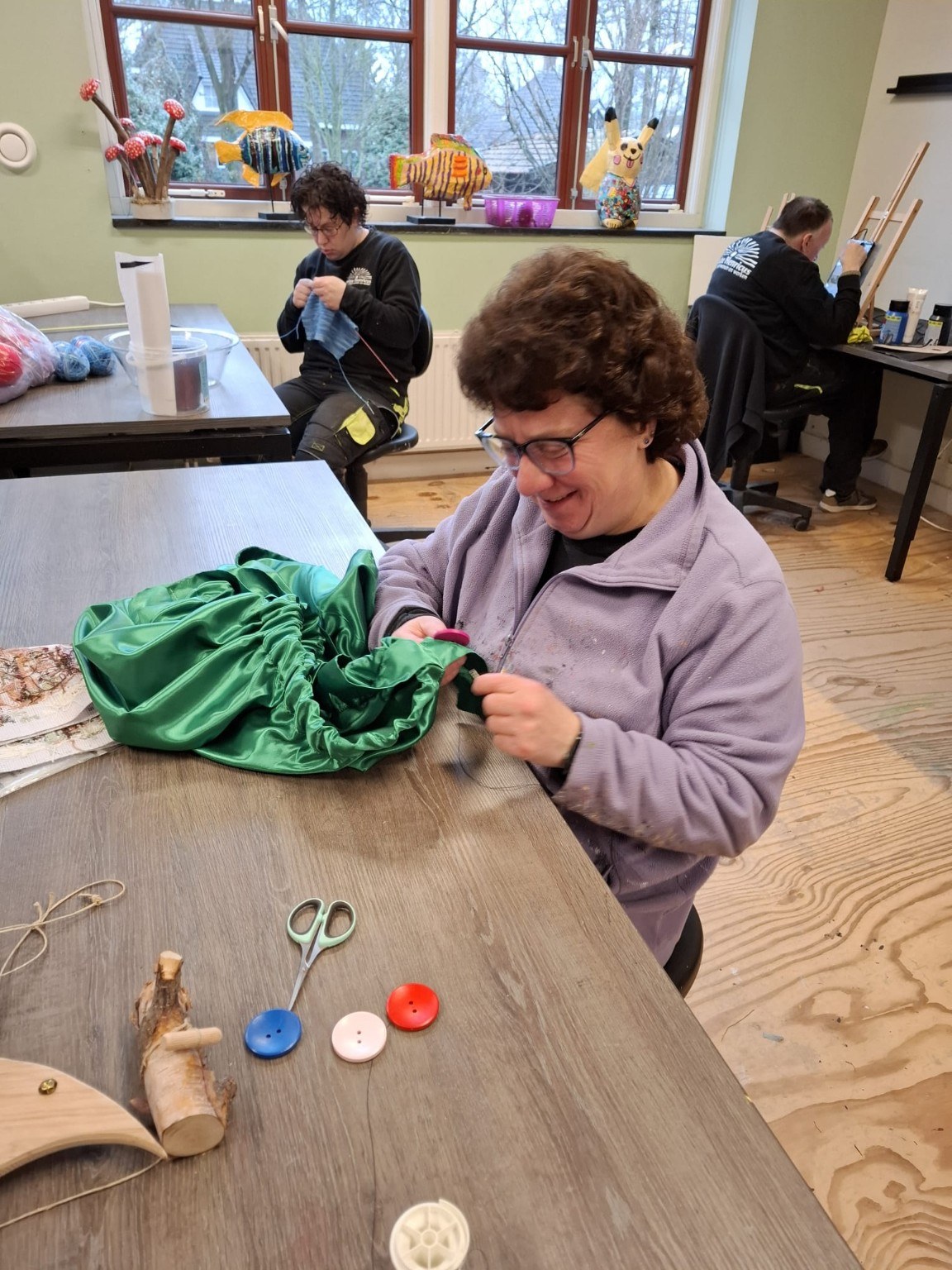 Handwerken en schilderen in het atelier