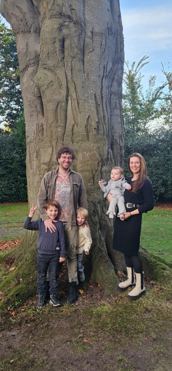 Samen met het gezin bij een grote boom