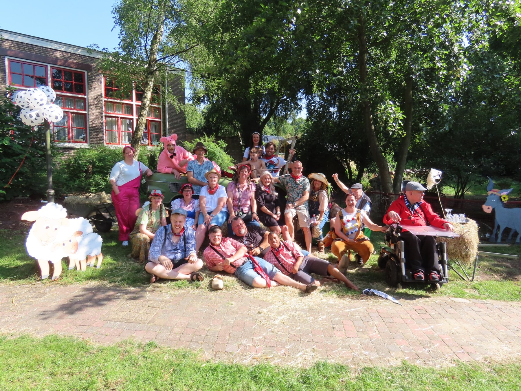 Een grote groep samen in de tuin