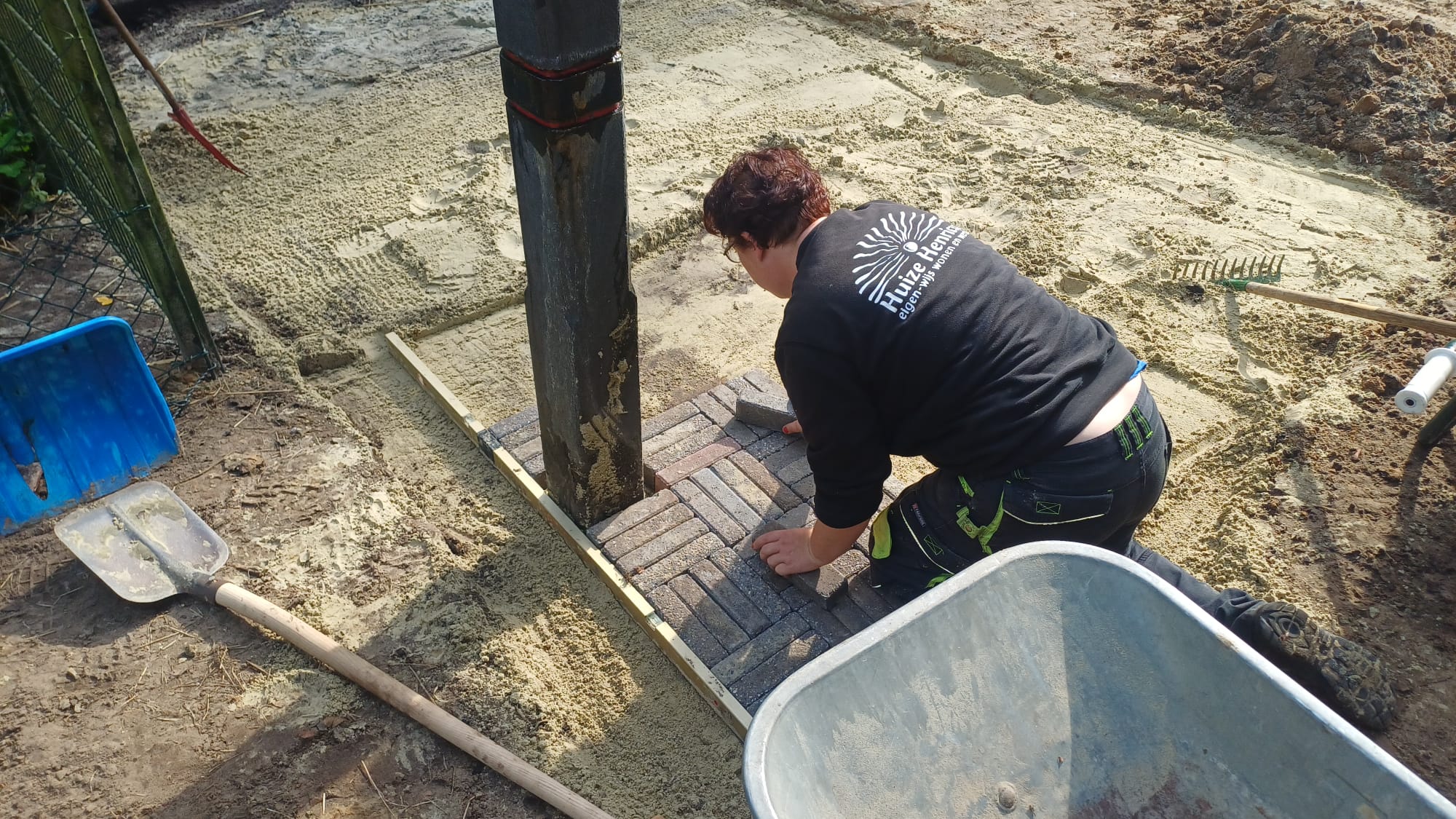 Bestrating leggen bij de dierenweide