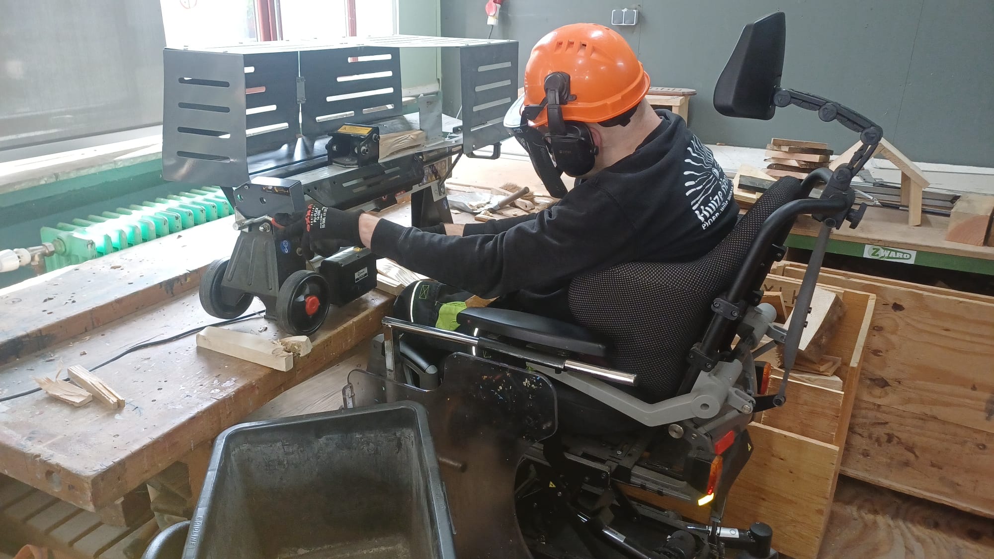 Aan het werk met de houtklover in de houtwerkplaats