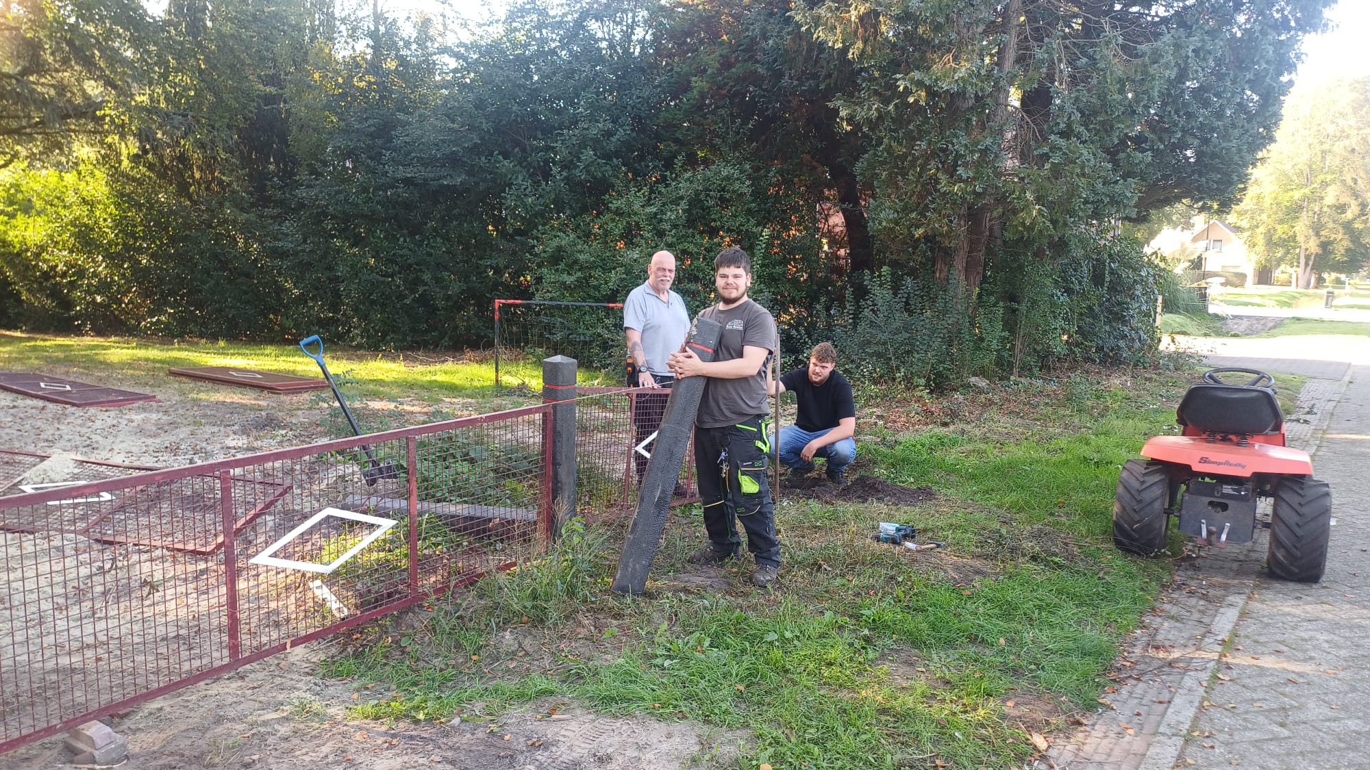 Samen aan de slag bij de omheining op het terrein