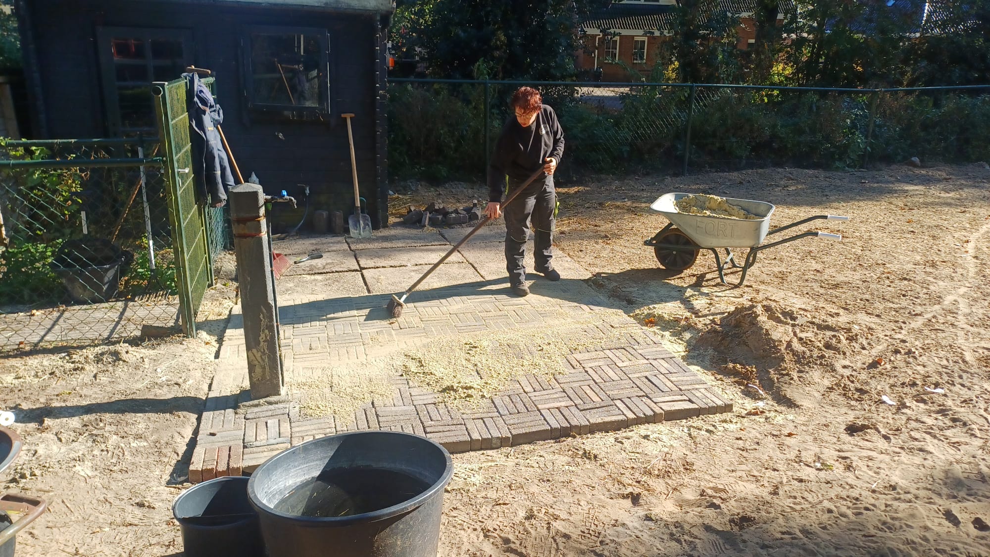 Het pad bij de dierenweide netjes maken