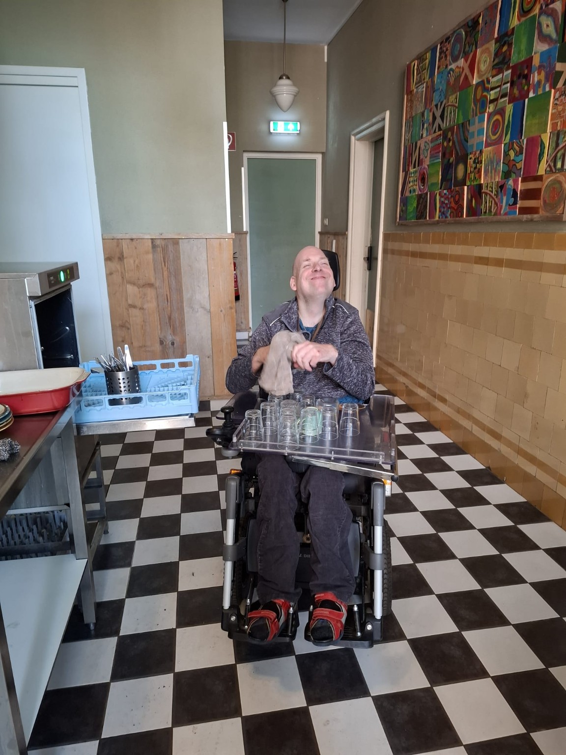 Met plezier de glazen afdrogen