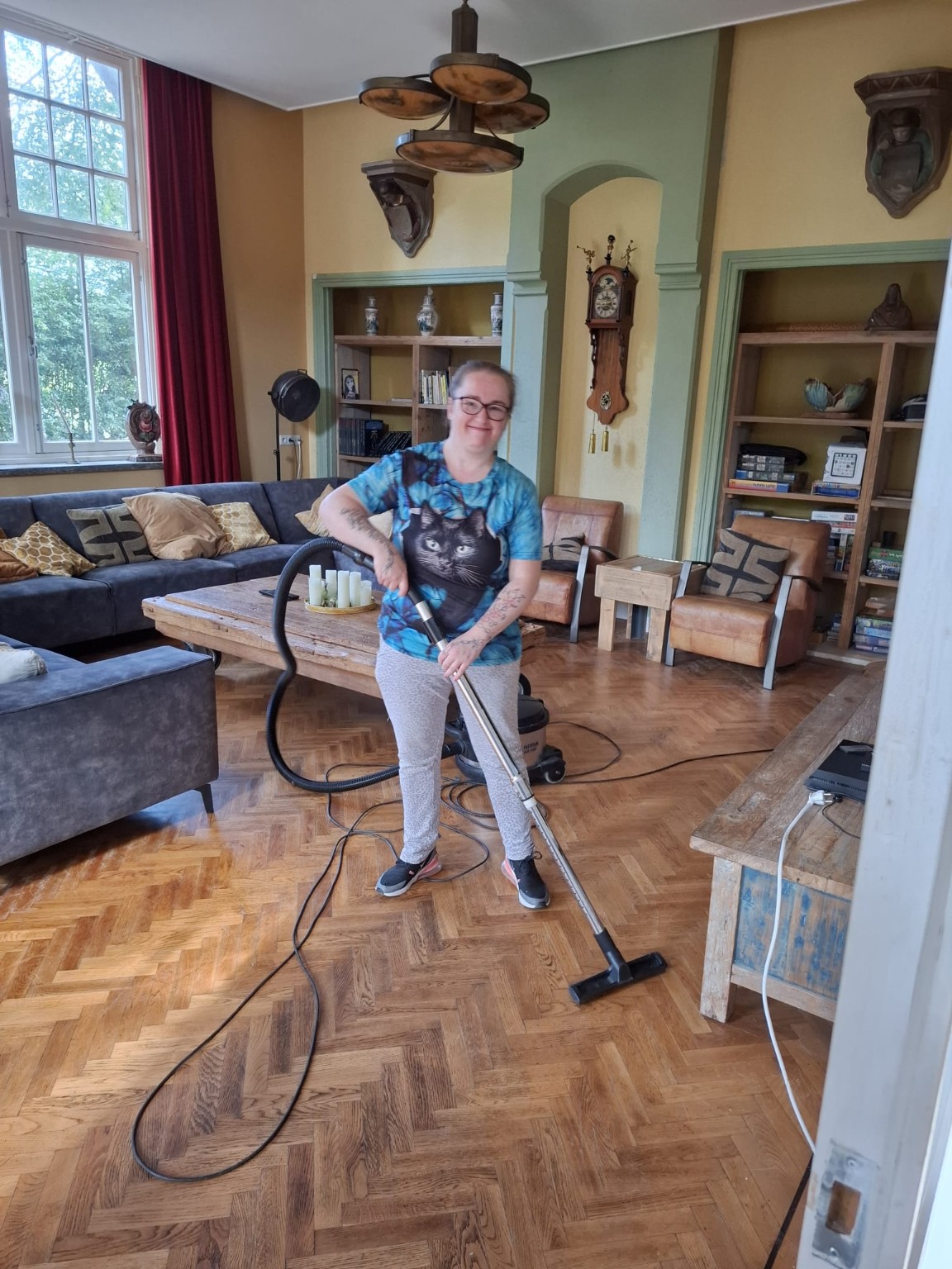 De gezamenlijke woonkamer stofzuigen
