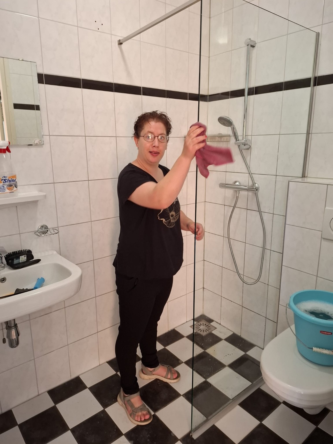 De badkamer schoonmaken