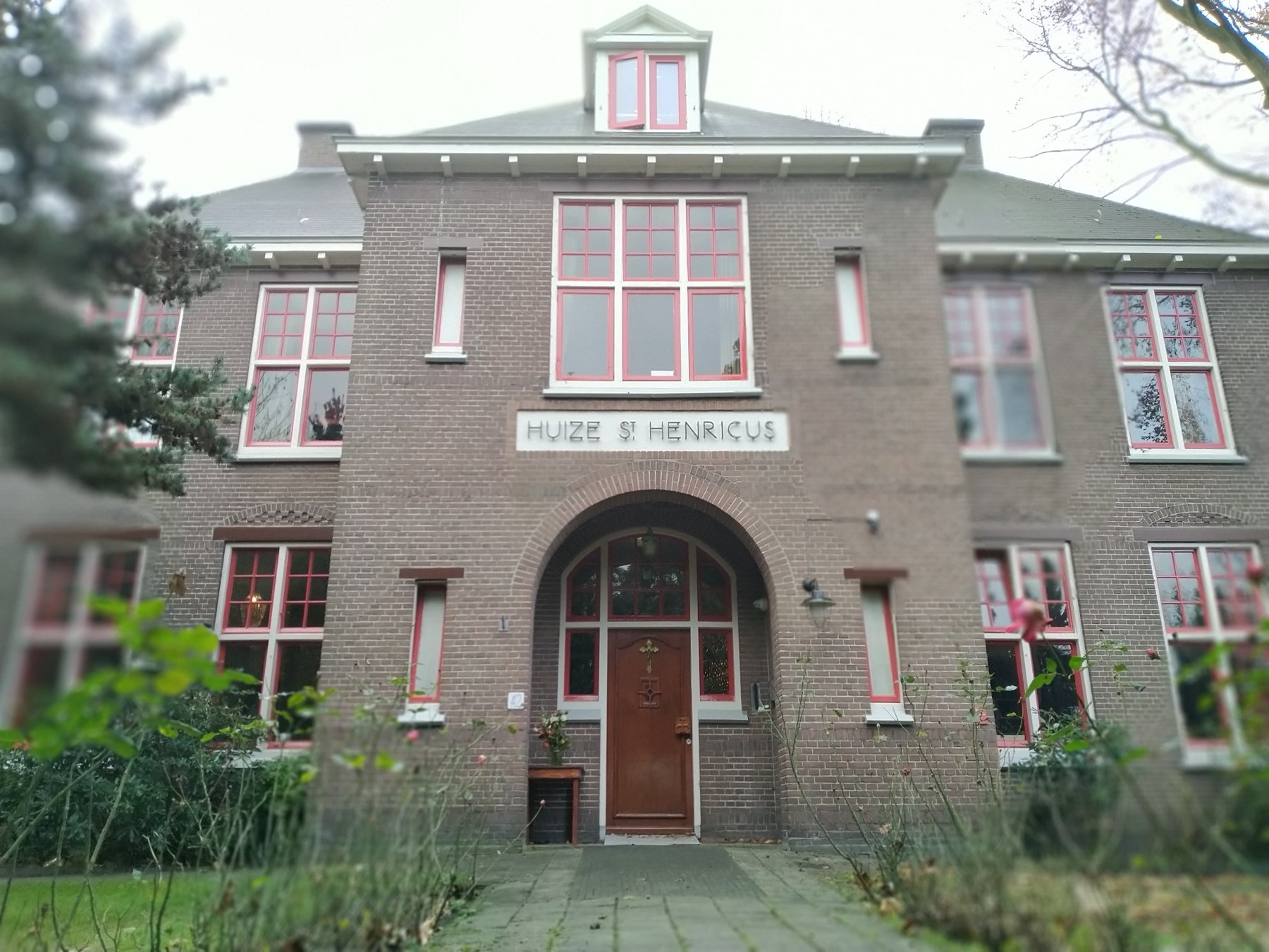 De voorgevel van Huize Henricus