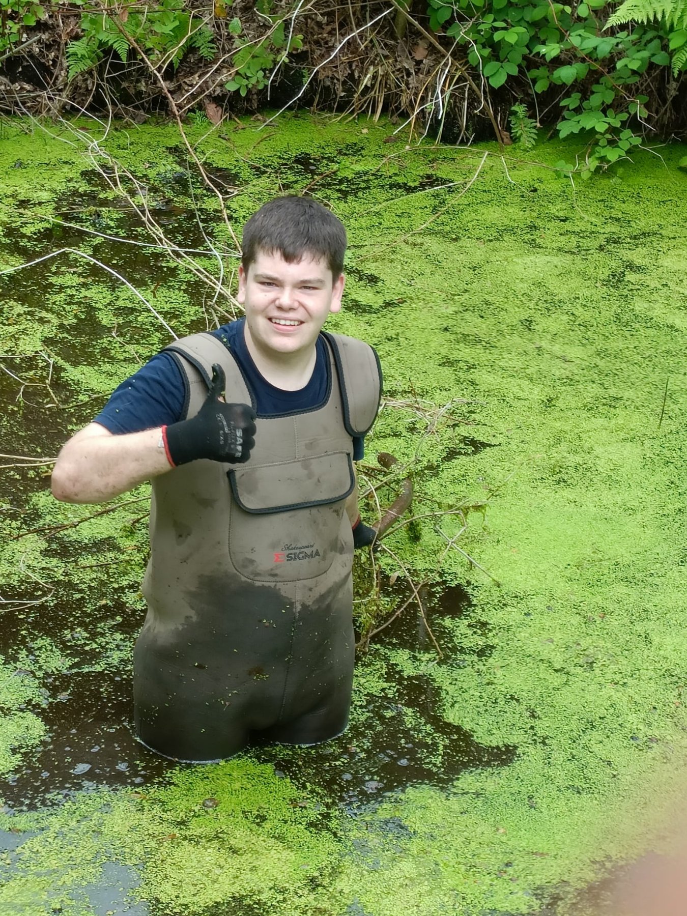 Met een glimlach buiten aan het werk