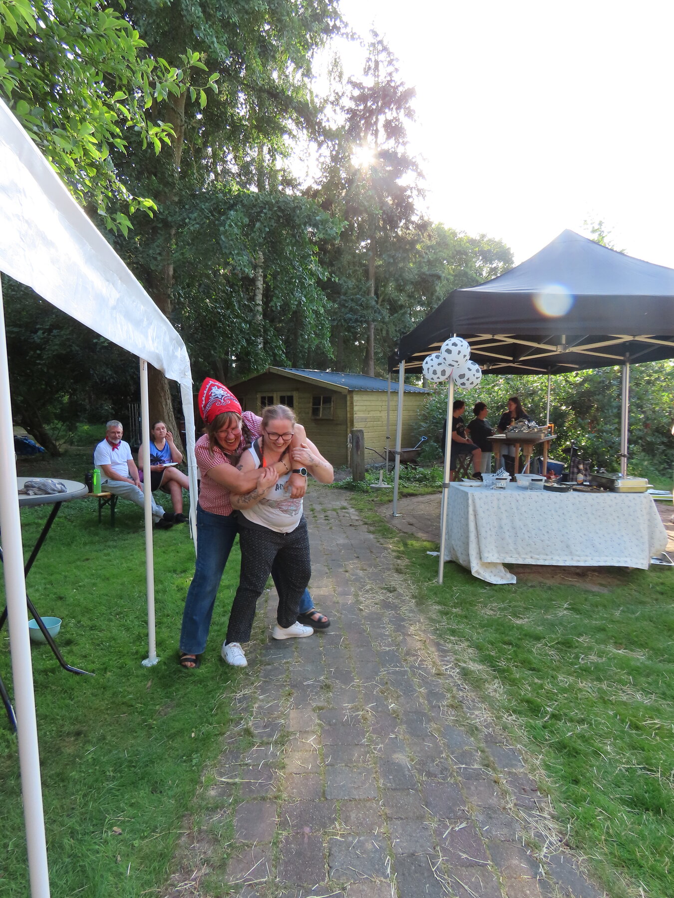 Samen lachen in de tuin
